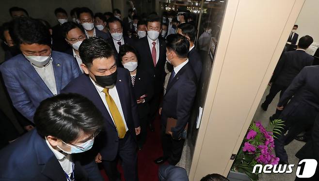 김성원 미래통합당 원내수석부대표와 강제 상임위 배정받은 의원들이 16일 서울 여의도 박병석 국회의장실을 항의방문하고 있다. 2020.6.16/뉴스1 © News1 성동훈 기자