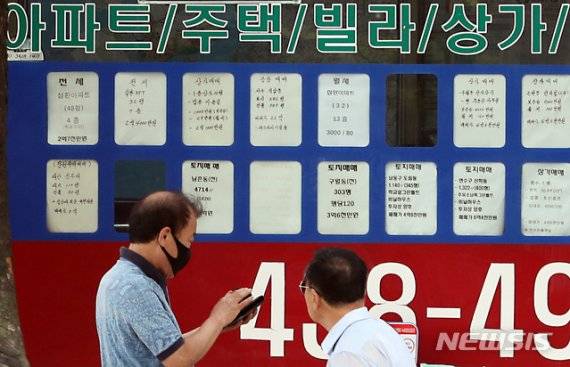 정부가 이르면 17일 수도권 대부분 지역을 조정대상지역으로 묶는 등 규제지역을 대폭 확대하고 법인 부동산 투자에 대한 세금을 강화하는 내용을 골자로 하는 추가 부동산 대책을 내놓을 것으로 예상되는 가운데 16일 오전 인천시 남동구에 있는 한 부동산이 한산한 모습을 보이고 있다. /사진=뉴시스