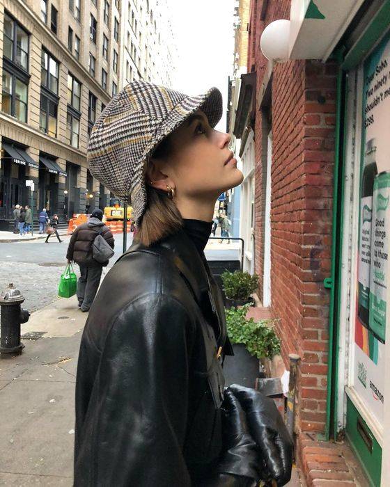 무채색 옷차림에는 패턴이 있거나, 장식이 있는 버킷햇으로 개성을 표현해도 좋다. 사진 카이아 거버 인스타그램