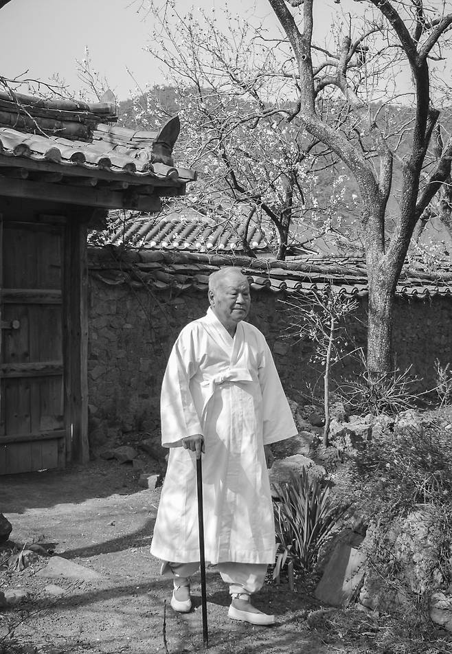 우리 고전 연구를 집성시킨 한국학의 거목 이우성 선생. 고향 밀양 퇴로리에서.