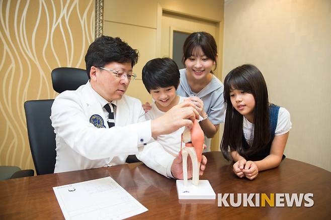 하이키한의원 박승찬 대표원장(왼쪽)이 아이들에게 성장판의 역할에 대해 설명해주고 있다. 하이키한의원 제공