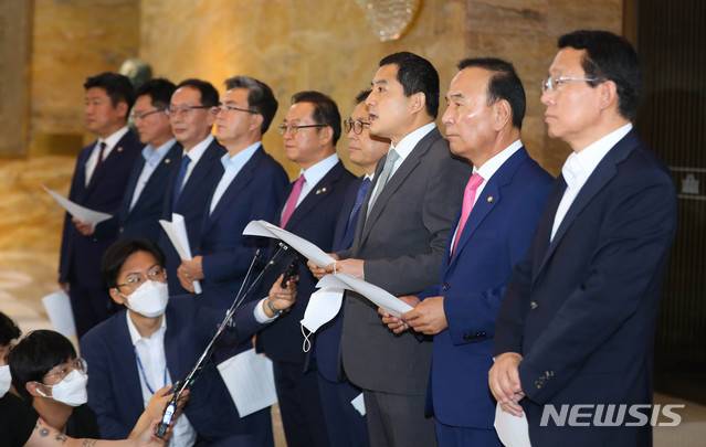 [서울=뉴시스] 장세영 기자 = 박대출 미래통합당 의원 등 3선 의원들이 12일 서울 여의도 국회 로텐더홀에서 원구성과 관련해 더불어민주당을 비판하는 성명서를 발표하고 있다.  2020.06.12. photothink@newsis.com