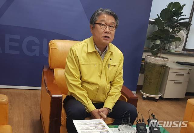 [대구=뉴시스]이승호 대구시 경제부시장이 지난 4월 21일 오전 대구시청 기자실에서 신종 코로나바이러스 감염증 극복을 위한 서민생계지원에 대해 설명하고 있다. 뉴시스DB. 2020.06.16.  photo@newsis.com