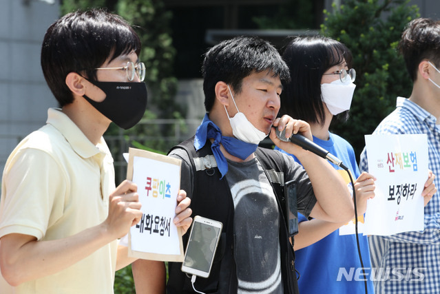 [서울=뉴시스] 박미소 기자 = 김영빈(왼쪽 두번째) 쿠팡이츠 라이더 유니온 조합원이 16일 오전 서울 송파구 쿠팡 본사 앞에서 열린 쿠팡 이츠의 산업안전보건법 위반행위를 주장하는 기자회견에서 발언하고 있다. 2020.06.16.  misocamera@newsis.com