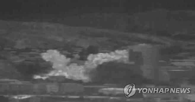 개성공단 남북공동사무소 폭파 순간 공개 (서울=연합뉴스) 북한이 개성공단 내 남북 공동연락사무소 청사를 폭파하는 순간이 공개됐다. 국방부는 이날 오후 우리 군의 감시 장비로 포착한 영상을 공개했다. 사진은 북한이 공동연락사무소를 폭파한 뒤 화염이 일어나고 있는 모습으로 연락사무소는 물론 주변 건물의 모든 시설물이 피해를 보는 모습을 확인할 수 있다. 2020.6.16        [국방부 제공. 재판매 및 DB 금지] hkmpooh@yna.co.kr