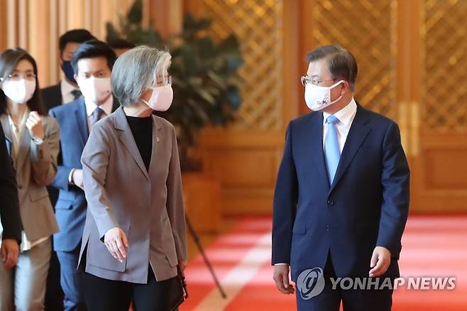 신임장 수여식 참석하는 문 대통령과 외교장관 (서울=연합뉴스) 김주성 기자 = 문재인 대통령과 강경화 외교부 장관이 16일 오후 청와대에서 열린 신임 대사 신임장 수여식에 참석하고 있다. 2020.6.16 utzza@yna.co.kr