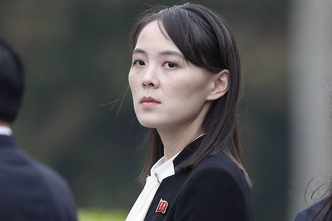 사진은 지난 2019년 3월 2일 김정은 북 국무위원장 베트남 방문 당시 호찌민 묘 참배를 수행한 김여정의 모습. (사진=연합뉴스)