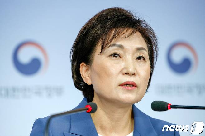 김현미 국토교통부 장관이 17일 오전 서울 종로구 정부서울청사에서 주택시장 과열요인 관리방안(6·17대책)을 발표하고 있다. © News1 안은나 기자