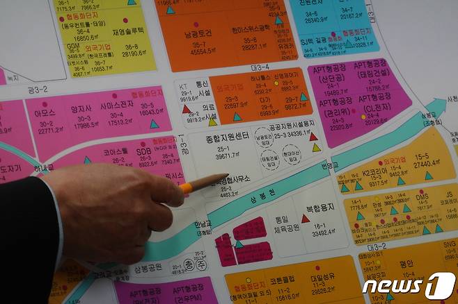 북한의 개성공단 내 남북공동연락사무소 청사 폭파 소식이 하루 지난 17일 서울 여의도 중소기업중앙회관에 위치한 개성공단기업협회의 비상대책위원회가 "개성기업인들의 사업의지를 꺾지 말 것＂을 북측에 호소했다. 2020.6.17/뉴스1 © News1 황덕현 기자