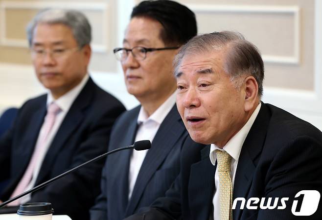 문재인 대통령의 통일외교안보 특보와 박지원 전 의원. 2017.9.14/뉴스1 © News1 박정호 기자