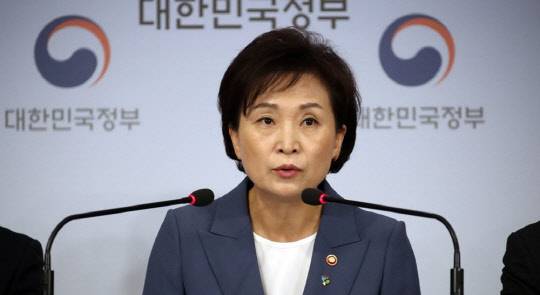 김현미(사진) 국토교통부 장관이 17일 정부서울청사 브리핑실에서 주택시장 안정을 위한 관리방안을 발표하고 있다.<연합뉴스>