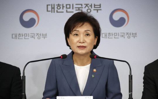 김현미 국토부 장관이 6·17 대책을 발표하며 필요시 언제든 강력한 조치를 취하겠다고 강조했다.<연합뉴스>