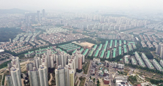 인천광역시 농어촌 지역을 제외한 전역이 부동산 규제지역으로 지정됐다. 사진은 투기과열지구로 묶인 인천시 연수구 일대 아파트 단지. <연합뉴스>