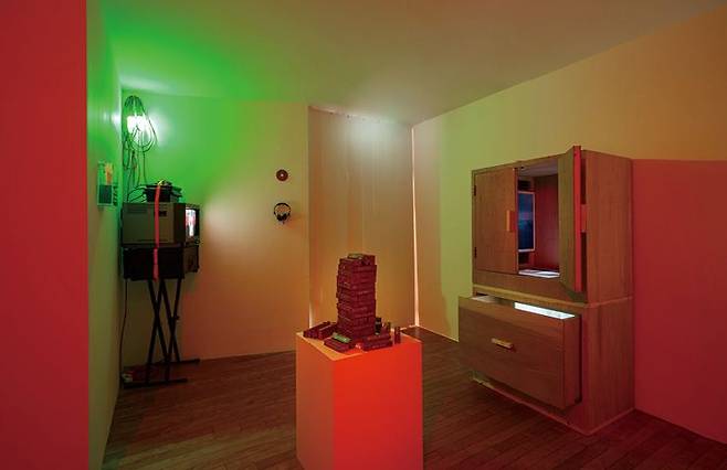 서울의 독립예술공간 오브는 각각 다른 프라이버시 수준과 집중도를 지닌 세 개의 방을 바탕으로 전시를 기획했다.