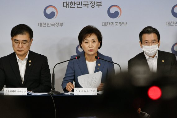 김현미 국토교통부 장관(가운데)이 17일 정부서울청사에서 관계부처 합동브리핑을 열고 "앞으로도 필요하다면 언제든지 강력하고 즉각적인 조치를 일관되게 이어나가겠다"며 문재인정부 21번째 부동산 대책을 발표하고 있다. 이번 대책에서는 경기 김포와 파주, 연천 등 접경지역을 제외한 수도권 대부분 지역을 규제지역으로 묶고 규제지역 내 갭투자를 원천 차단하기 위해 주택담보대출과 전세대출보증 등 대출도 옥죄기로 했다. 사진=서동일 기자