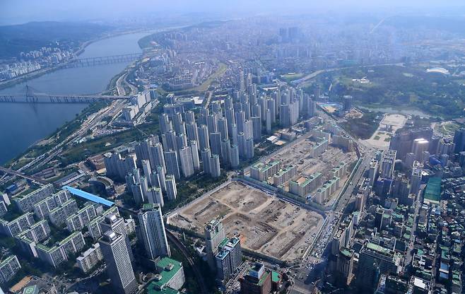 정부가 17일 또다시 규제지역 확대와 세제, 대출 규제를 담은 내용의 부동산 종합 대책을 내놓으면서 시장에 파장이 예상된다. 사진은 서울 강남의 한 아파트 전경. 박해묵 기자/mook@heraldcorp.com