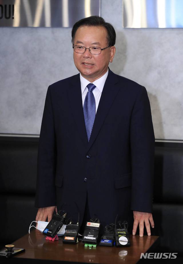 [서울=뉴시스] 박민석 기자 = 김부겸 전 더불어민주당 의원이 16일 오후 서울 여의도의 한 커피숍에서 기자회견을 열고 당 대표 출마에 대한 의견을 밝히고 있다. 2020.06.16. mspark@newsis.com