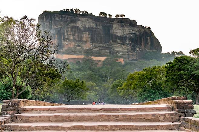 저 바위 위에 왕궁, 수영장, 정원이 있는 요새가 있다