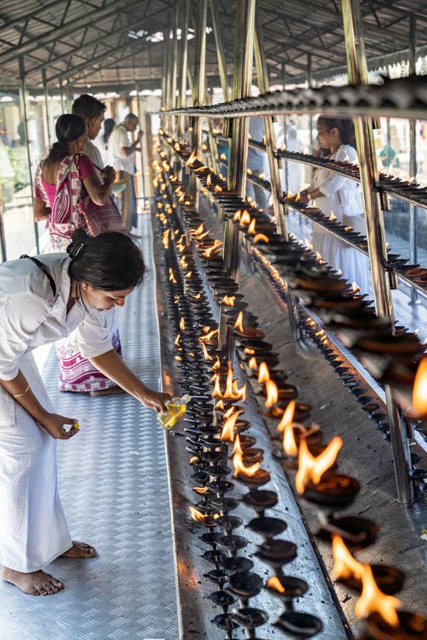빈손으로 오는 사람은 없다. 초와 연꽃 공양은 기본이다