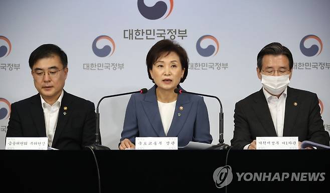 김현미 장관, '주택시장 안정 위한 관리방안은' (서울=연합뉴스) 김승두 기자 = 김현미 국토교통부 장관이 17일 정부서울청사 브리핑실에서 손병두 금융위원회 부위원장(왼쪽), 김용범 기획재정부 1차관과 함께 주택시장 안정을 위한 관리방안을 발표하고 있다.  kimsdoo@yna.co.kr