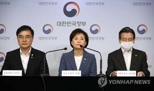 부동산 대책 발표하는 김현미 장관 (서울=연합뉴스) 김승두 기자 = 김현미 국토교통부 장관이 17일 정부서울청사 브리핑실에서 손병두 금융위원회 부위원장(왼쪽), 김용범 기획재정부 1차관과 함께 주택시장 안정을 위한 관리방안을 발표하고 있다. 2020.6.17 kimsdoo@yna.co.kr