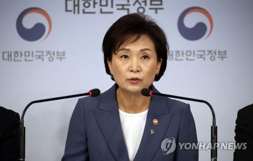 김현미 장관, '주택시장 안정 위한 관리방안은' (서울=연합뉴스) 김승두 기자 = 김현미 국토교통부 장관이 17일 정부서울청사 브리핑실에서 주택시장 안정을 위한 관리방안을 발표하고 있다. 2020.6.17      kimsdoo@yna.co.kr  (끝)