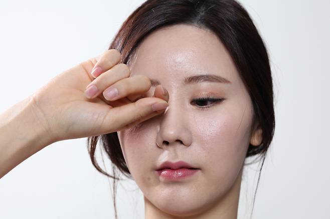 일상생활에서 흔히 쓰이는 화장품·렌즈·속눈썹 접착제 등은 눈 건강에 악영향을 줄 수 있는 용품들이다. 자칫 안구건조·각막 상처·시력 저하 등을 유발할 수 있기 때문이다. 전문의들은 이같은 이상 증상이 나타나면 즉시 사용을 중단하고 병원을 방문, 정확한 진단 및 치료를 받아야 한다고 조언한다.