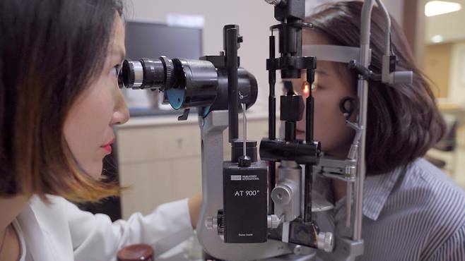 건양의대 김안과병원 각막센터 권영아 교수(왼쪽)의 진료 모습.