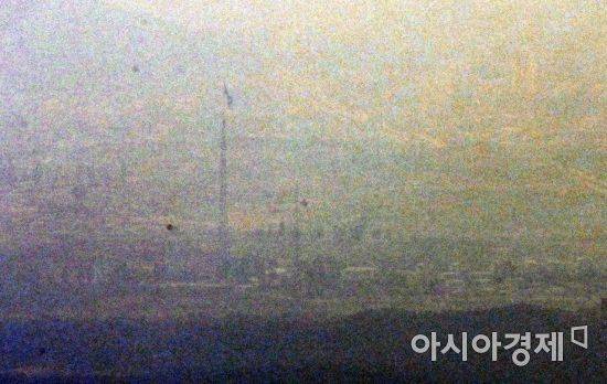북한이 접경지역 군사훈련 재개 등 군사합의 파기를 시사한 17일 경기 파주시 접경지역에서 바라본 서부전선 비무장지대(DMZ)에 남한 대성동 마을의 태극기와 북한 기정동 마을의 인공기가 희미하게 보이고 있다./파주=김현민 기자 kimhyun81@