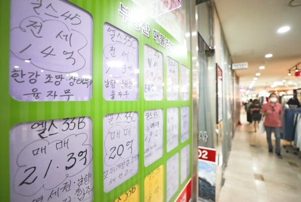 정부의 연이은 강력한 부동산 대책에도 서울 아파트 가격이 다시 들썩이고 있다. 서울 송파구 잠실동의 한 부동산 중개업소 전경. 연합뉴스