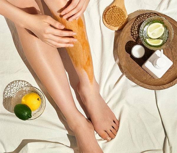 올리브영에서 판매 중인 `플루 바디 스크럽`을 사용하고 있는 모습. [사진 제공 = 올리브영]