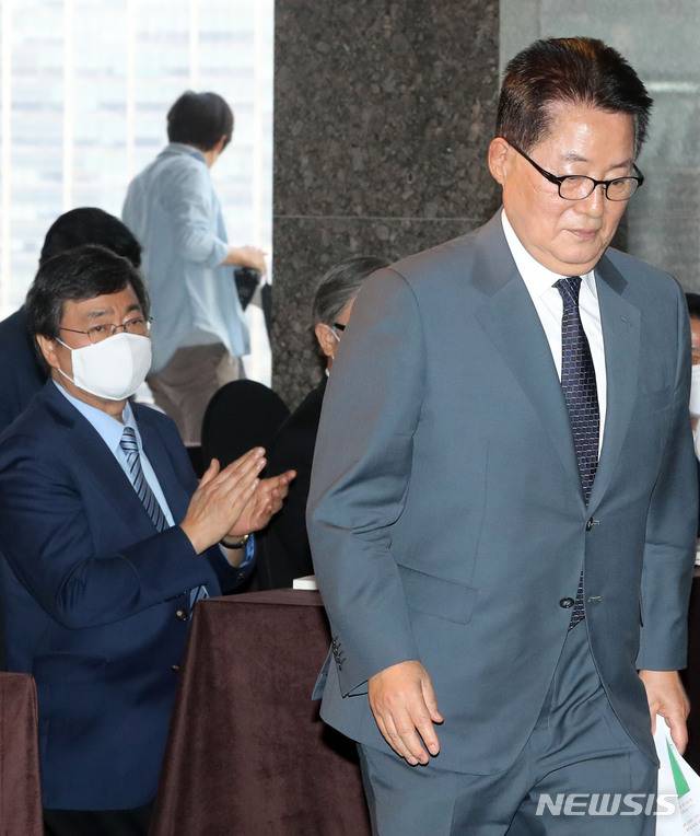 [서울=뉴시스] 박주성 기자 = 박지원 단국대 석좌교수가15일 오전 서울 중구 더 플라자 호텔에서 열린 6.15 남북정상회담 20주년 기념식에 참석해 축사를 위해 이동하고 있다. 2020.06.15. park7691@newsis.com