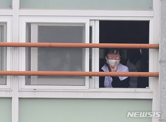 [전주=뉴시스] 김얼 기자 = 전북 전주시 전주여자고등학교에서 3학년 학생이 신종 코로나바이러스 감염증(코로나19) 확진자로 확정된 17일 학교 내부에 있던 한 학생이 운동장을 향해 소리치고 있다. 2020.06.17.pmkeul@newsis.com