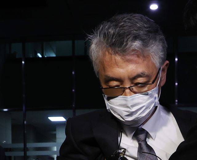 '미공개 정보 주식거래 의혹'을 받는 문은상 신라젠 대표이사가 4월 27일 오후 서울 양천구 서울남부지검에서 조사를 마친 뒤 청사를 나서고 있다. 연합뉴스