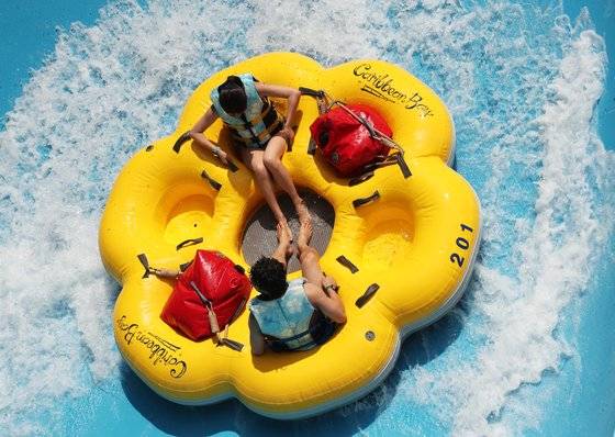 워터파크도 방역에 총력을 기울이고 있다. 캐리비안 베이는 물놀이시설을 탈 때 떨어져 앉도록 조치한다. [사진 각 업체]