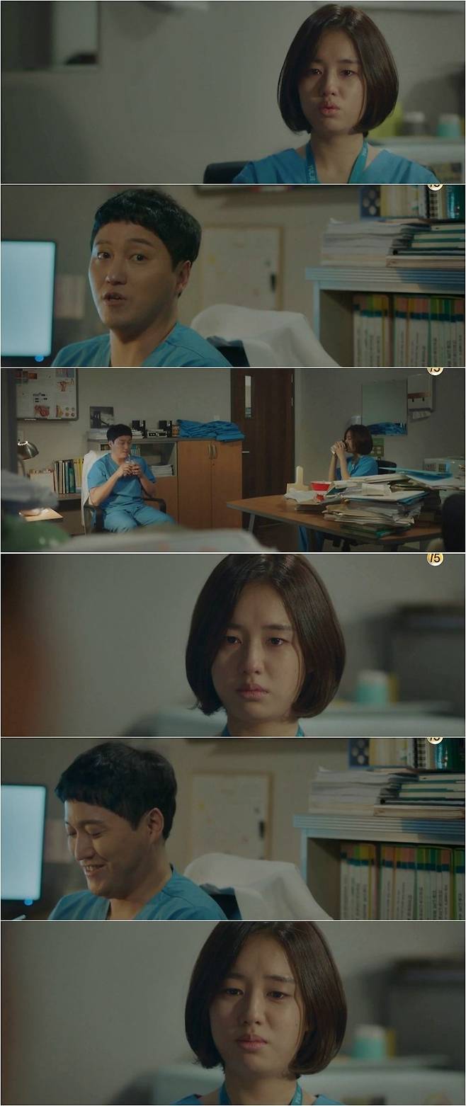 산부인과 레지던트 2년차인 추민하는 극중 동기인 명은원(김혜인 분)의 불성실한 태도 때문에 혼자 많은 일을 떠안고 힘들어하는 에피소드가 나온다. 양석형(김대명 분)은 나중에 추민하에게 미안하다며 앞으로 이런 일이 또 벌어지면 적극적으로 개입해서 해결하겠다고 약속한다. (사진='슬의생' 캡처)