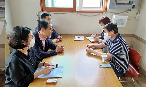 인천시는 이달 21일 강화군 석모도에서 쌀 페트(PET)병 띄우기 행사를 예고했던 탈북민단체 큰샘과 면담을 하고 행사를 중지하기로 합의했다고 19일 밝혔다. 사진은 이용헌 인천시 남북교류협력담당관(왼쪽 가운데)과 박정오 큰샘 대표(오른쪽 첫 번째)가 면담하는 모습. 인천시 제공