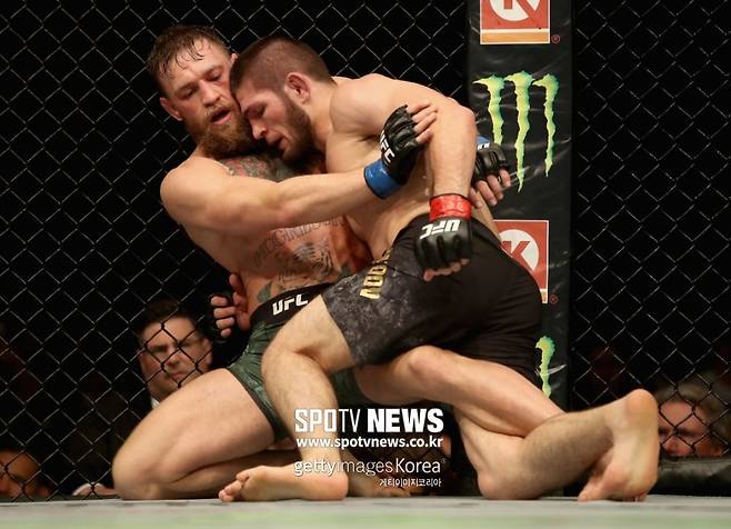 ▲ 하빕 누르마고메도프에게 깔린 대부분의 파이터들은 일어나지 못했다. 코너 맥그리거도 마찬가지.