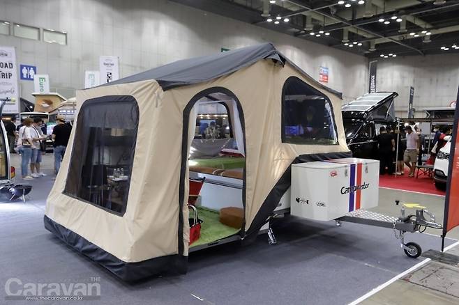 목적지에 도착해 4개의 아웃트리거를 내리고 우측면으로 커버를 젖혀주면 텐트가 설치된다