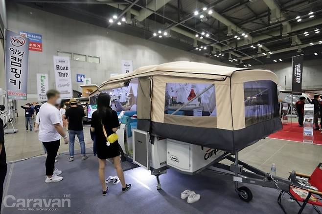 국내 텐트 트레일러의 가장 기본적인 모델, 하지만 실내 인테리어는 가장 최신식 고급 모델로 바뀌어 있다