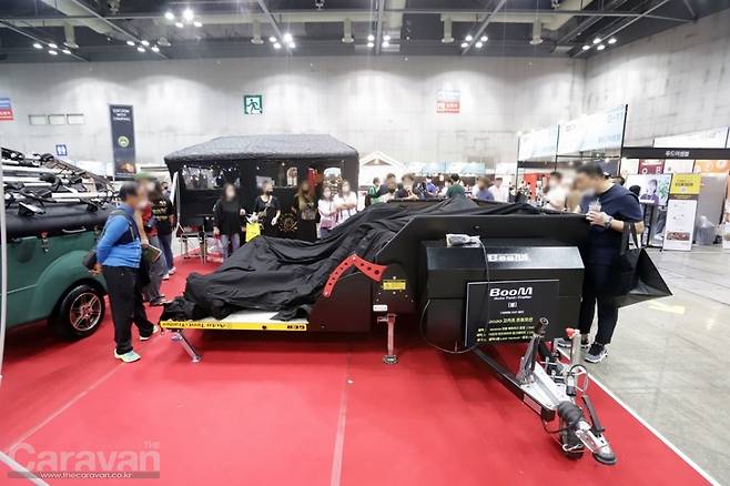 게르 붐 오토텐트는 자동으로 열리고 에어 펌프를 작동하면 자동으로 설치된다