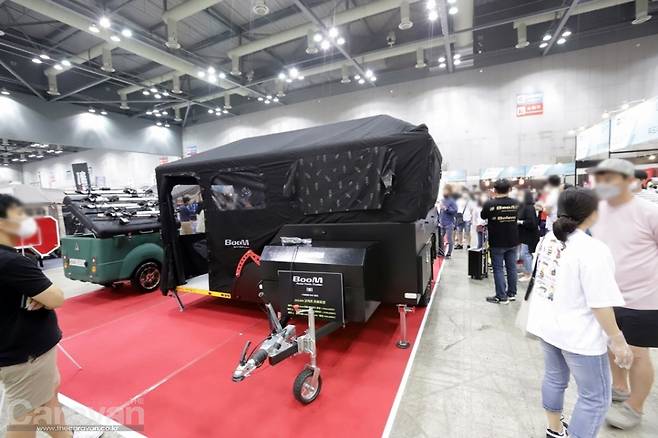 1분여가 지나면 텐트 본연의 형태가 완성되고 안전하며 바람, 눈, 비에 강하다