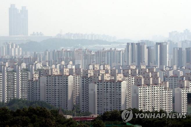 한층 규제 강화된 수도권 부동산 시장 이번 대책으로 조정대상지역에서 투기과열지구로 변경된 경기 수원시 영통구 일대 아파트 단지. 2020.6.17 stop@yna.co.kr