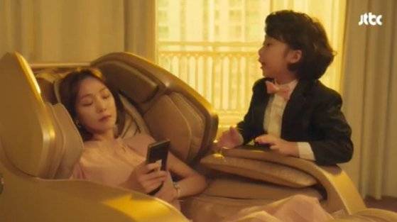 ‘멜로가 체질’에서 드라마제작사 마케팅 PD로 나온 한지은이 안마의자를 체험하는 모습. [사진 JTBC]