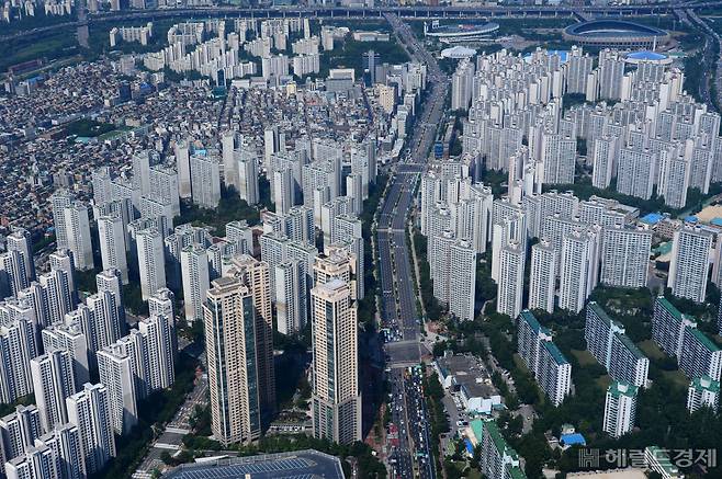 정부가 6·17 부동산 대책을 통해 투기과열지구에서 3억원이 넘는 아파트를 구입하면 전세대출을 즉시 회수한다고 발표하면서 전세대출을 얻어 사는 세입자가 집을 사는 것이 어렵게 된다는 비판이 커지고 있다. 사진은 서울 송파구 잠실 일대 아파트 전경. [사진=박해묵 기자]