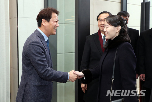 【서울=뉴시스】임종석 대통령 비서실장이 11일 오후 서울 중구 반얀트리클럽앤스파 서울 호텔에서 김여정 노동당 중앙위원회 제1부부장과 인사하고 있다. 2018.02.11. (사진=청와대 제공) photo@newsis.com