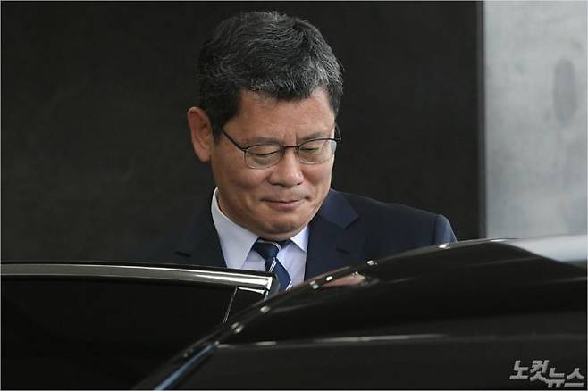김연철 통일부 장관이 19일 오후 서울 종로구 정부서울청사에서 열린 이임식을 마치고 청사를 나서고 있다. 김 장관은 '최근 남북관계 악화의 모든 책임을 지고 물러나기로 했다'며 사의를 표명했다. 이한형기자