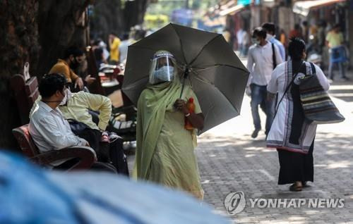 마스크 등 보호 장구를 착용한 인도 뉴델리의 한 시민. [EPA=연합뉴스]