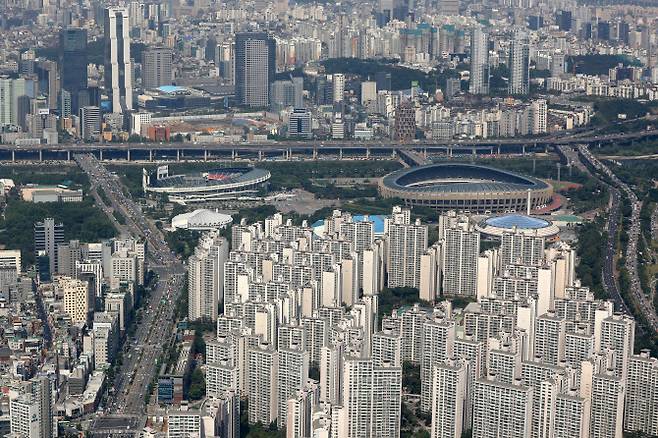 서울 송파구 롯데월드타워에서 바라본 종합운동장 부지와 인근 아파트. (사진=뉴시스)