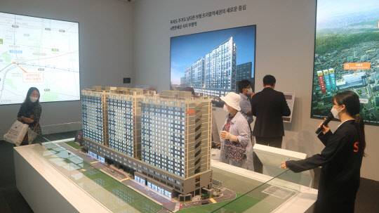 인천 부평구 부평역세권에 1200세대가 넘는 대형 브랜드 오피스텔 단지가 들어선다. 이 단지는 지하철 부평역을 도보로 이용할 수 있는 역세권 단지로, 대림그룹 계열사 삼호와 대림코퍼레이션이 합작해 짓는다. 사진은 e편한세상 시티 부평역 단지 모형도를 살펴보고 있는 방문객들의 모습. <이상현 기자>